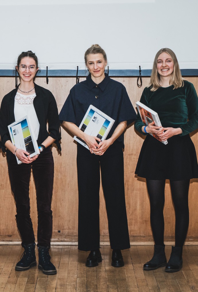 Die Verleihung einer dreijährigen Mitgliedschaft im Freundeskreis des Architekturmuseums der TUM geht an die fünf besten Bachelor-Absolventinnen bzw. -Absolventen der Architekturfakultät, die ihr Studium im Masterstudiengang an der Hochschule München fortgesetzt haben: Lars Daffner, Svenja Stronzik, Magdalena Amberger, Tom Fischer, Simone Bär