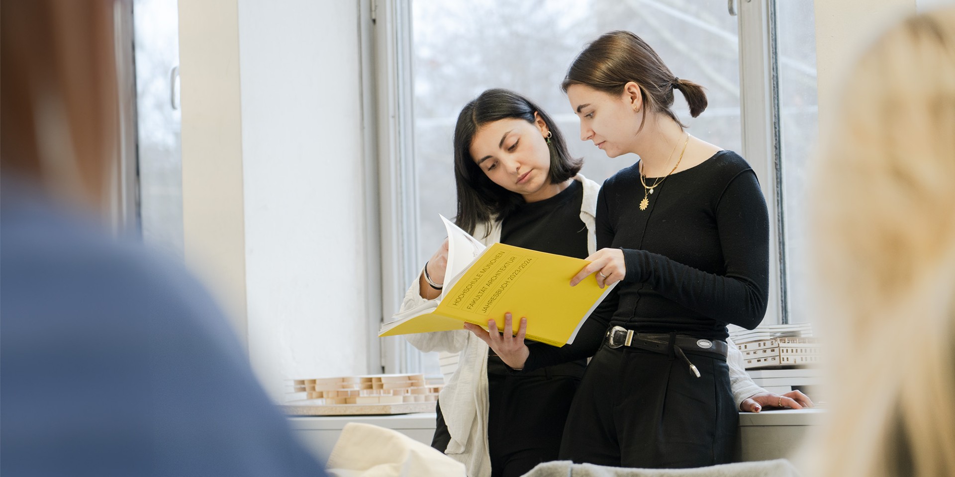 Jahresbuch 2023/24 Hochschule München (Copyright: Thomas Geissler) Jahresbuch 2023/24 Hochschule München