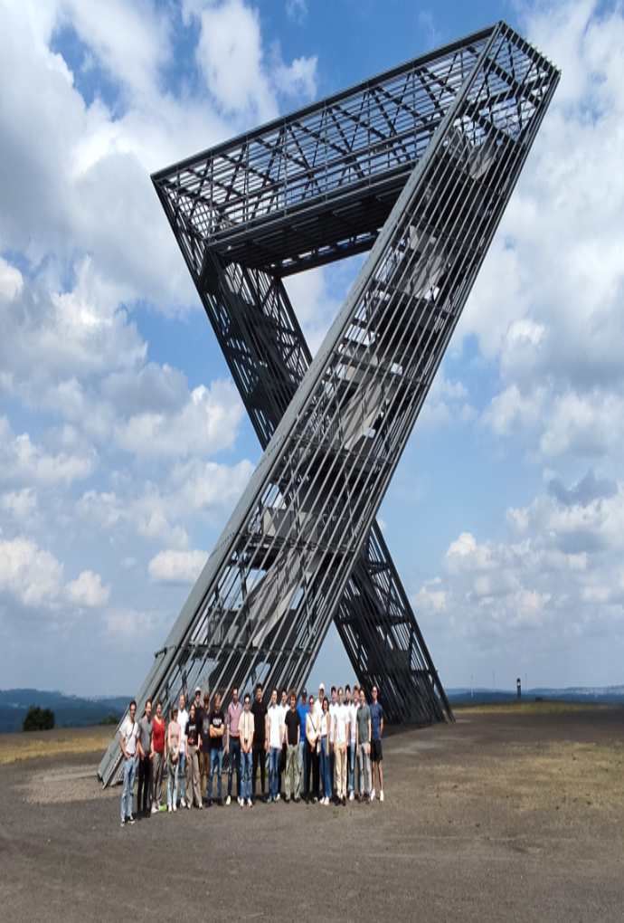 Gruppenbild der Teilnehmenden vor dem Stahlpoylgon (Foto: privat) Stahlbauexkursion