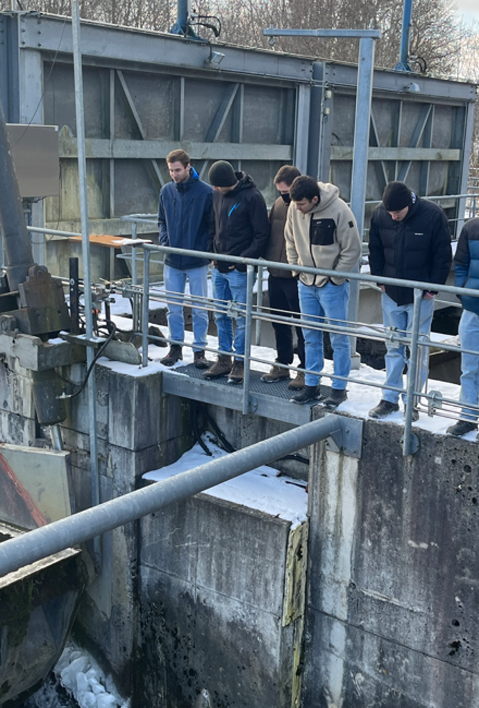 Studierende beim Besuch eines Wasserkraftwerks