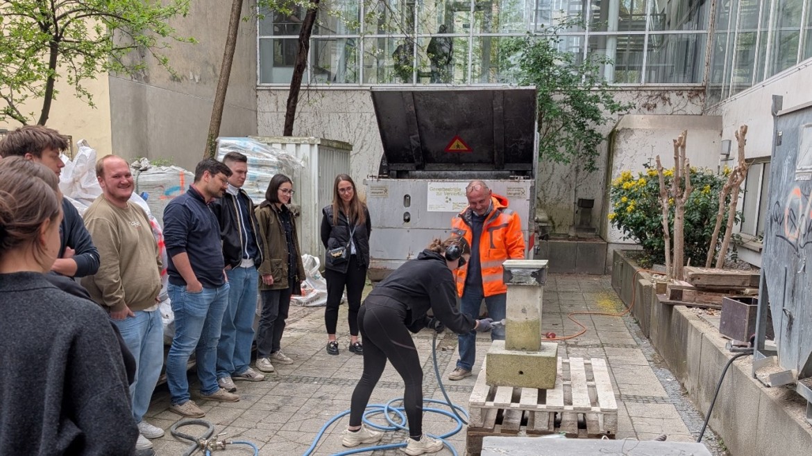 Studierenden probieren selbst das Stocken, Spitzen und Scharieren an Normalbeton und RC-Beton aus.