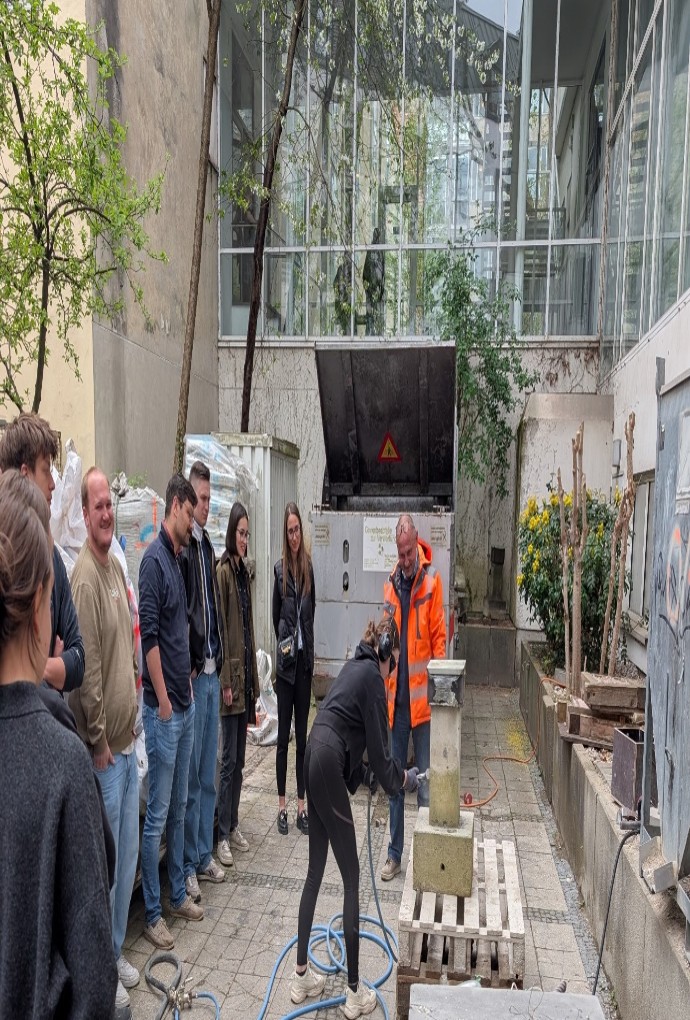 Studierenden probieren selbst das Stocken, Spitzen und Scharieren an Normalbeton und RC-Beton aus.