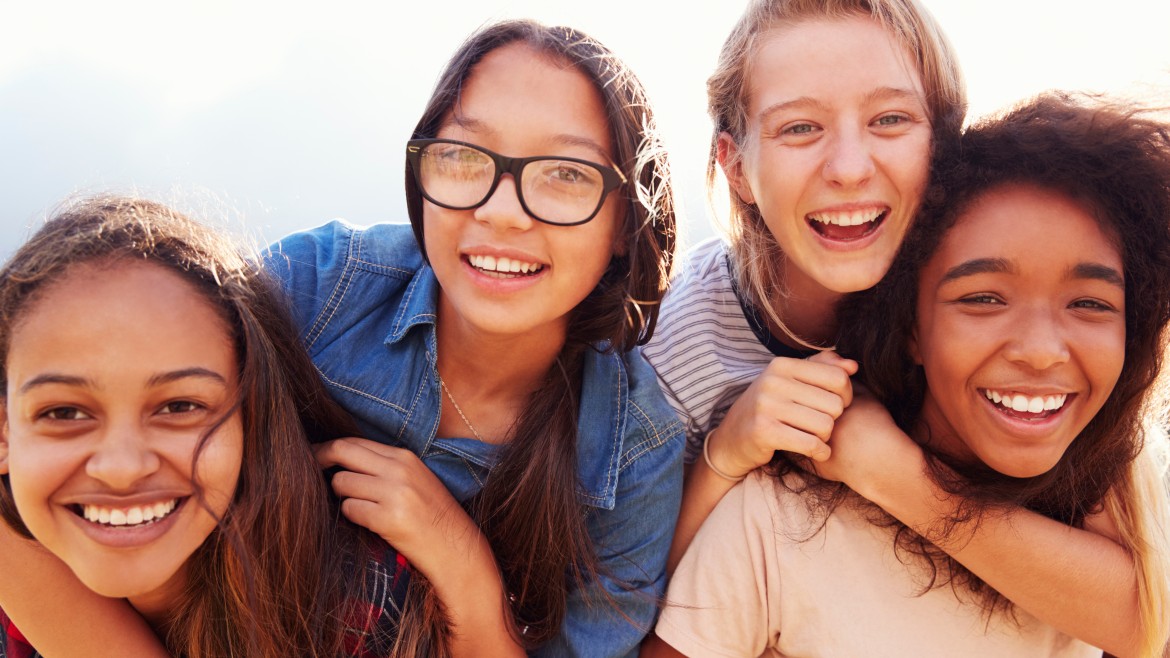 Lachende junge Mädchen begeistern sich für MINT-Fächer am Girls' Day der Hochschule München 