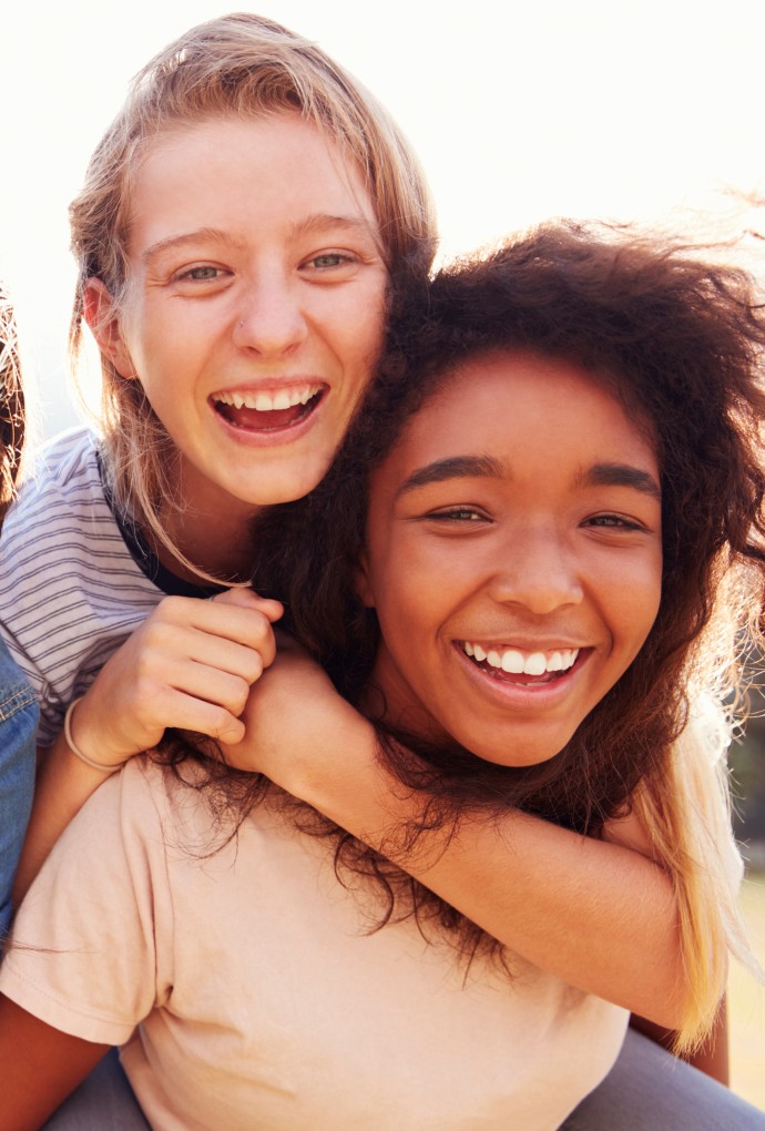 Lachende junge Mädchen begeistern sich für MINT-Fächer am Girls' Day der Hochschule München 