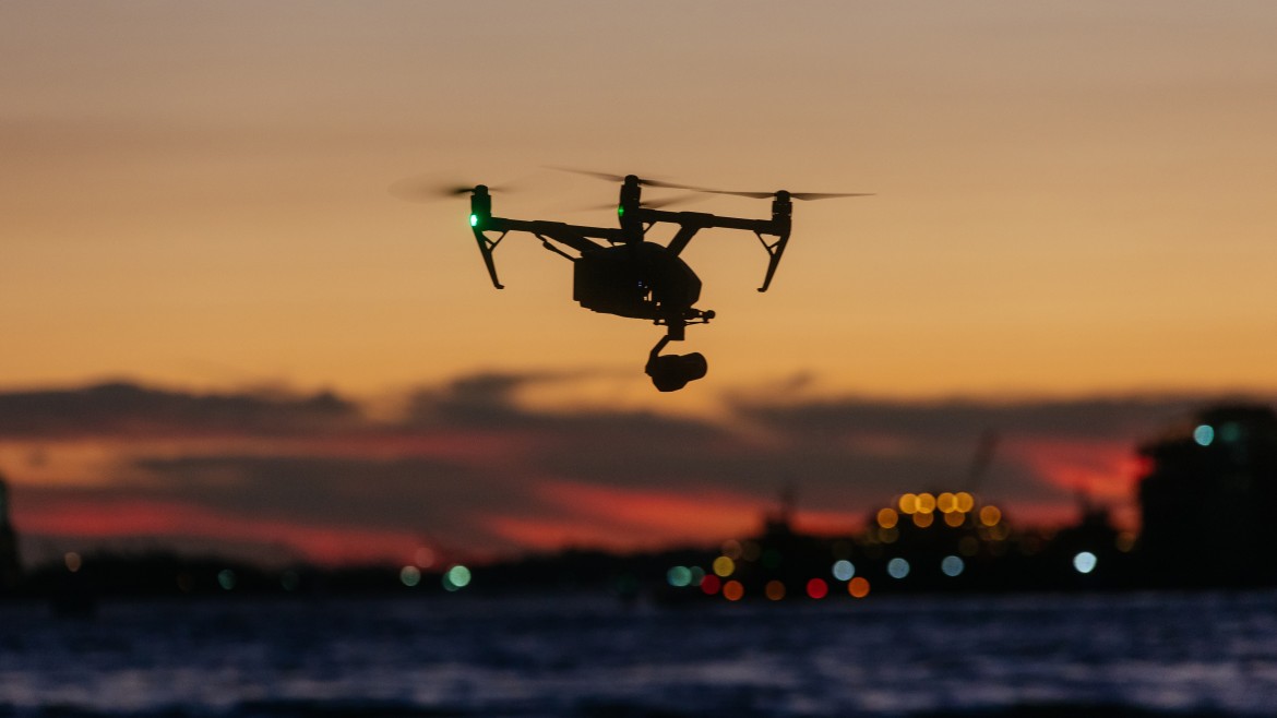 Drohne fliegt über Bergwerk bei Sonnenuntergang