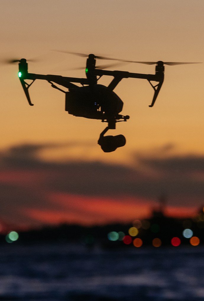 Drohne fliegt über Bergwerk bei Sonnenuntergang