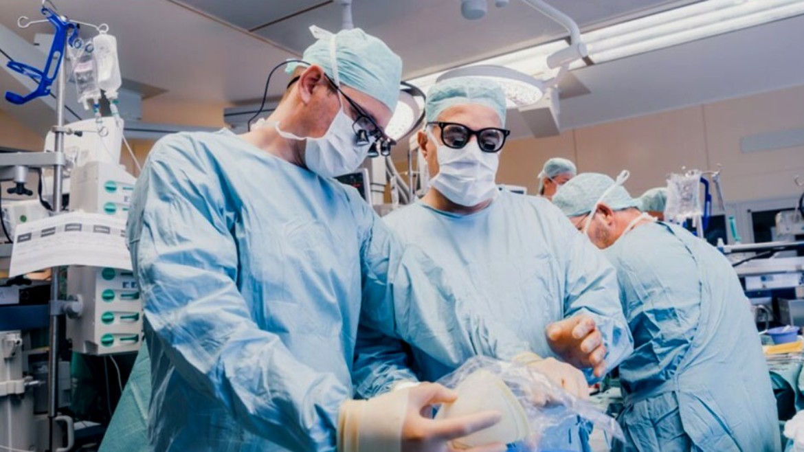 Erfolgreiche Humanstudie: Herzchirurgen in Hannover implantieren Herzunterstützungssystem Rebeat