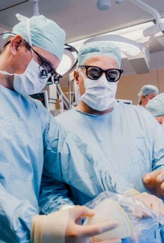 Erfolgreiche Humanstudie: Herzchirurgen in Hannover implantieren Herzunterstützungssystem Rebeat