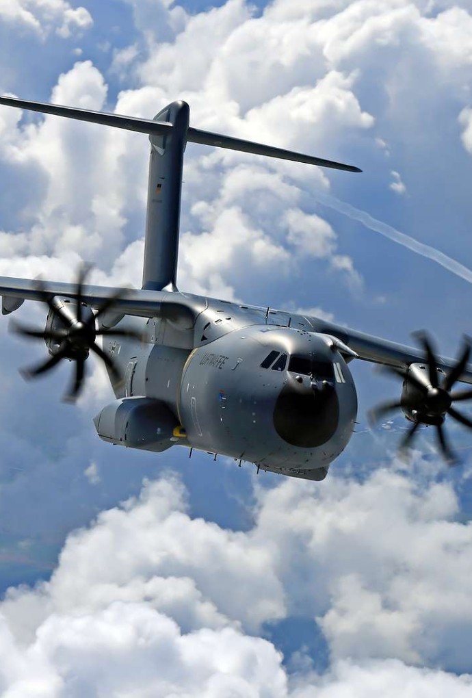 Transportflugzeug A400M über den Wolken im Einsatz der Bundeswehr
