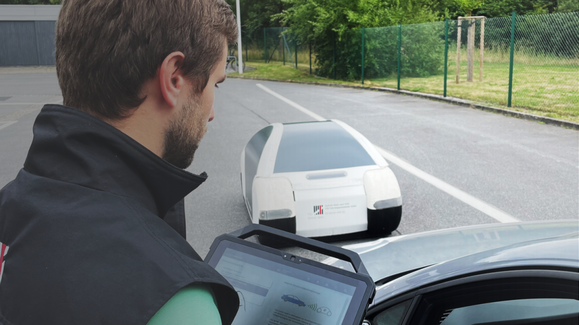 Tablet statt Schraubenzieher: Ein Prüfingenieur prüft ein automatisiertes Fahrzeug 