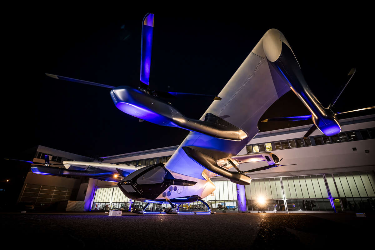 Futuristisches Kleinflugzeug der Zukunft: Der CityAirbus Next Gen hebt ab in den Nachthimmel