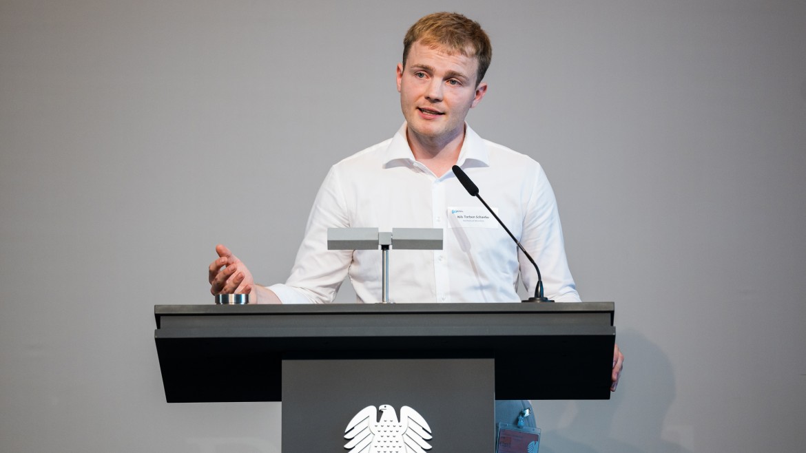 Nils Torben Schaefer am Rednerpult im Bundestag