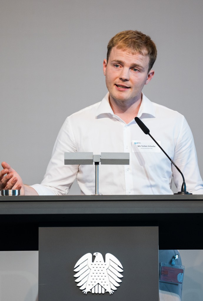 Nils Torben Schaefer am Rednerpult im Bundestag