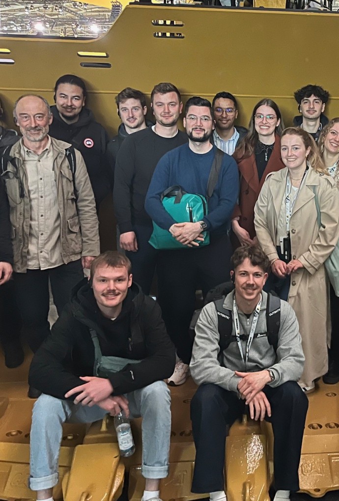 Gruppenbild mit Profs: Studierende der HM auf der Bauma 2025