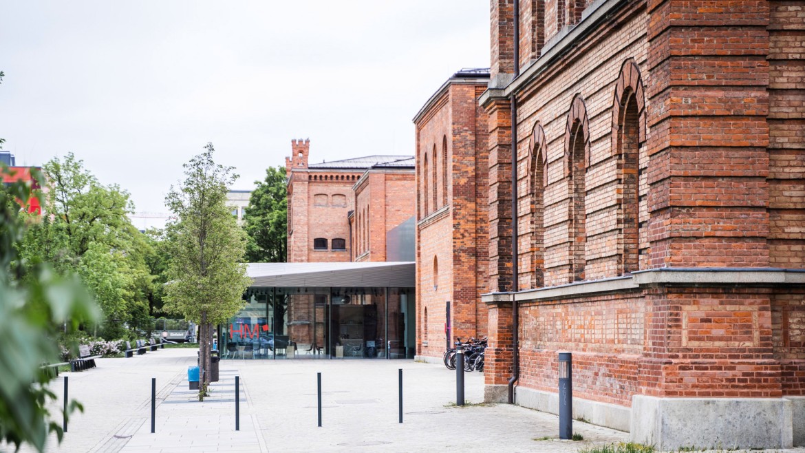 Backsteingebäude_der_HM_Außenansicht