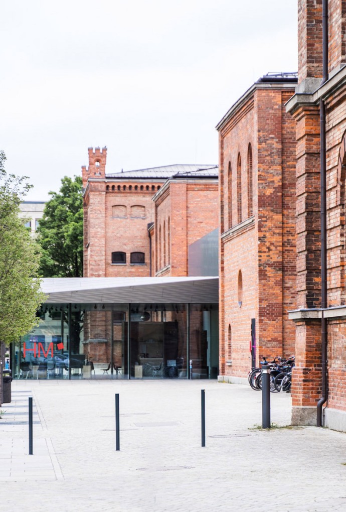 Backsteingebäude_der_HM_Außenansicht