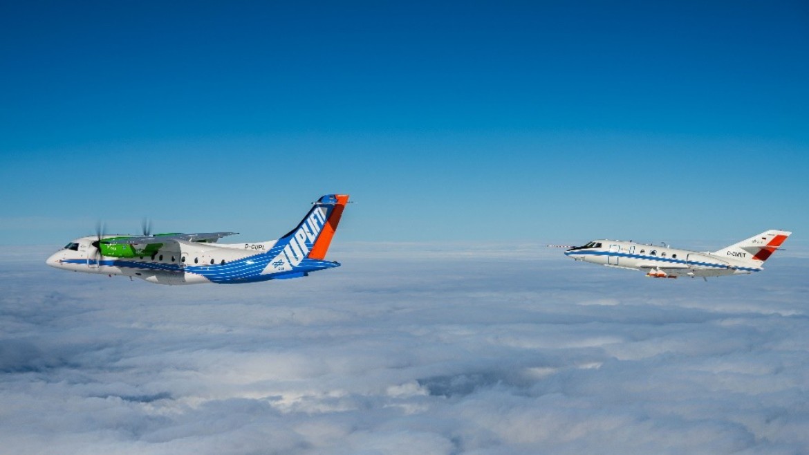 Klimaforschung am fliegenden Objekt:: Falcon 20 und D328 auf Testflug (Foto: DLR) Verfolgungsflug für eine klimaverträgliche Luftfahrt