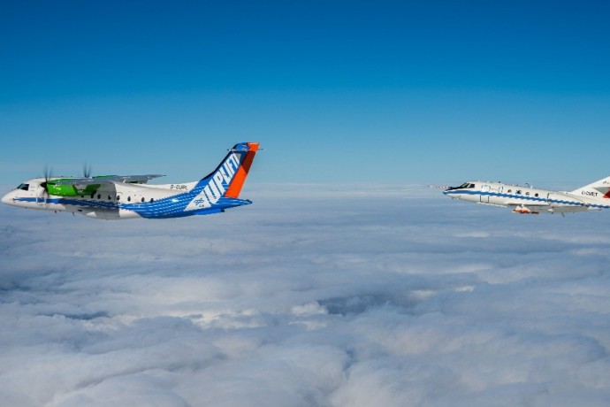 Klimaforschung am fliegenden Objekt:: Falcon 20 und D328 auf Testflug (Foto: DLR) Verfolgungsflug für eine klimaverträgliche Luftfahrt