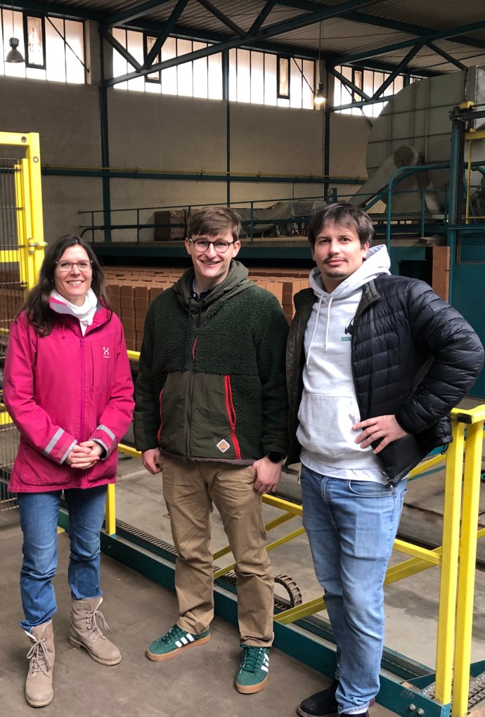 Besuch beim Ziegelhersteller: Prof. Dr. Thiel, Lukas Herweg und Maximilian Schmidt von Hörl & Hartmann