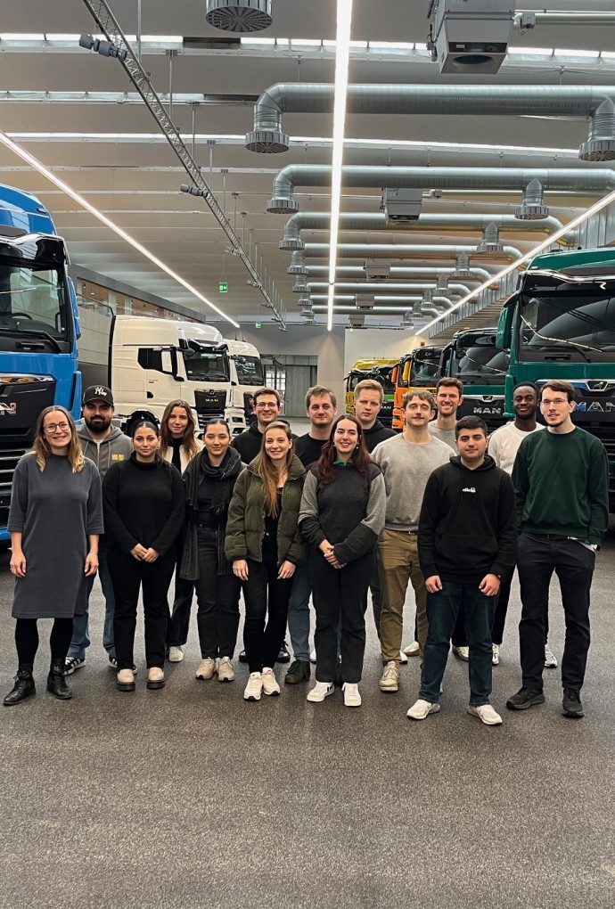 Blick in die Praxis: Studierende bei MAN Truck & Bus