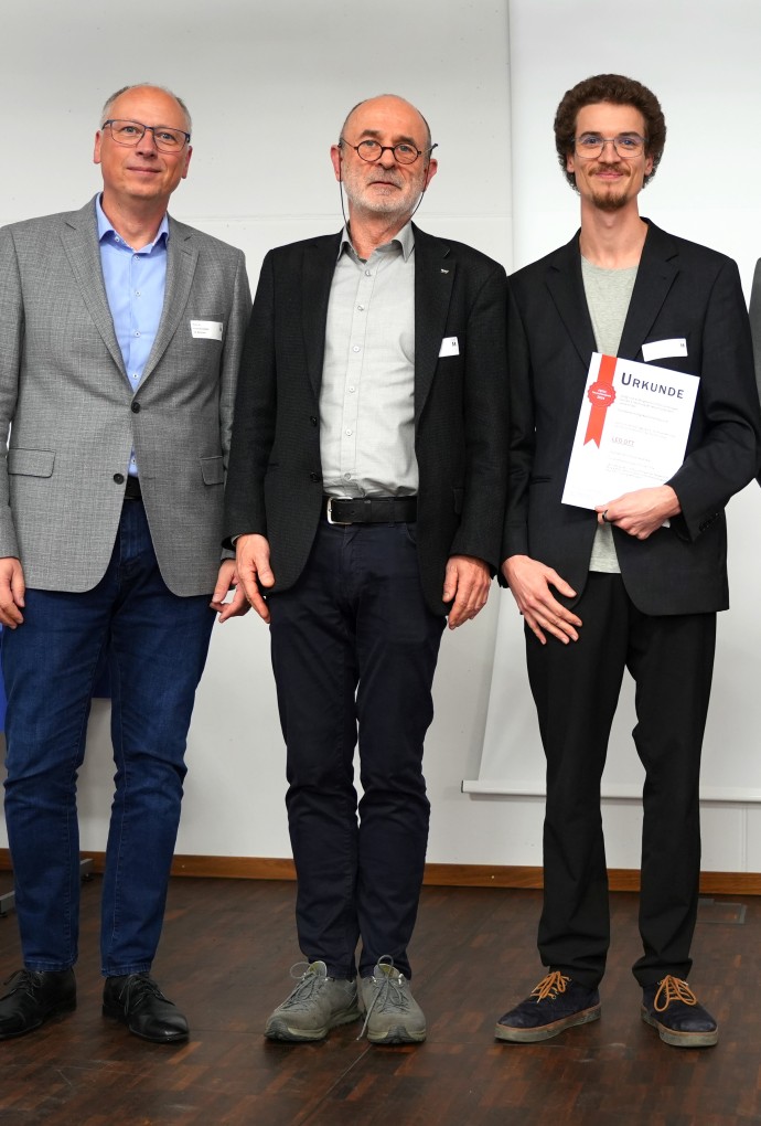HM-Absolvent Leo Ott bei der Preisverleihung mit Dekan Prof. Dr. Gubner (links) und Vertretern des FBTM