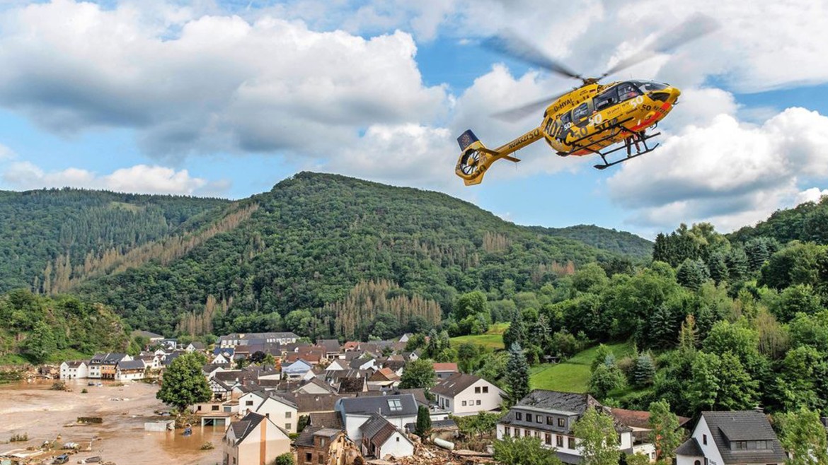 Rettungshubschrauber des ADAC kreist über dem zerstörten Ahrtal