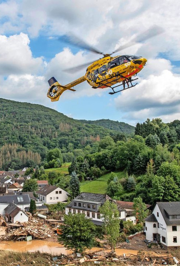 Rettungshubschrauber des ADAC kreist über dem zerstörten Ahrtal