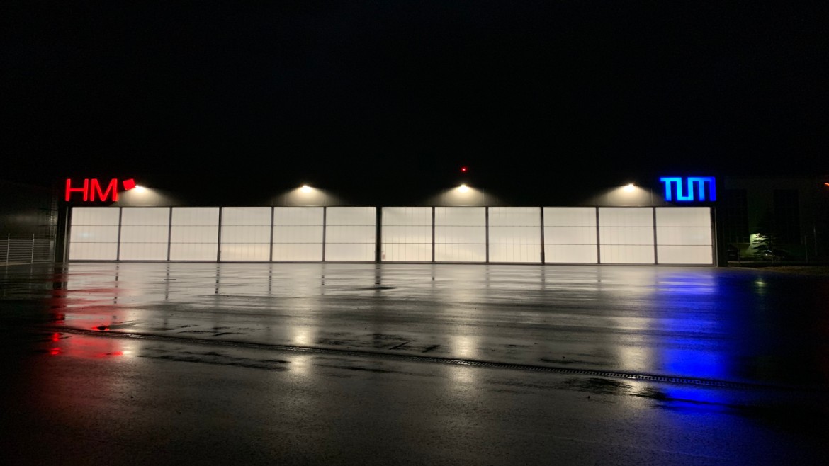 Nachtansicht der Flugzeughalle