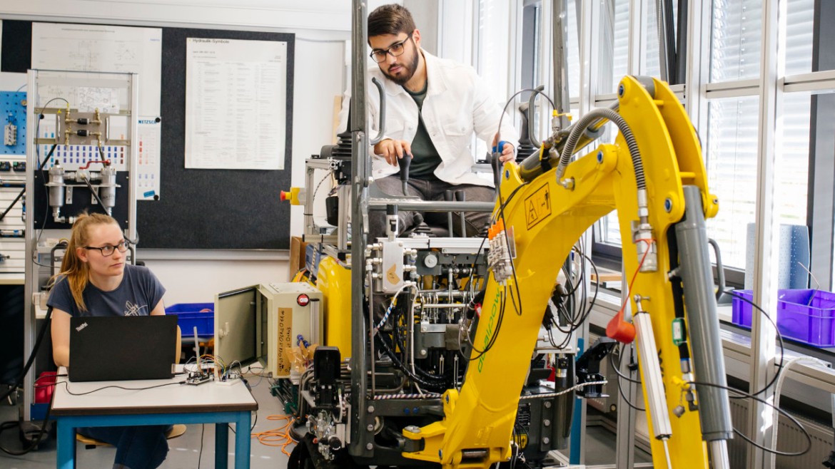 Studierende im Labor für Hydraulik und Moible Maschinen