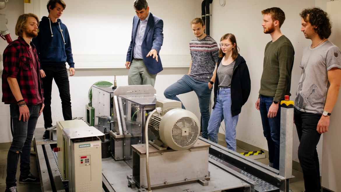Studierende im Labor für Verbrennungsmotoren und Antriebstechnik