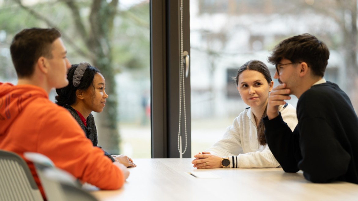 Studierende unterhalten sich (endlosMedia GmbH) Studierende