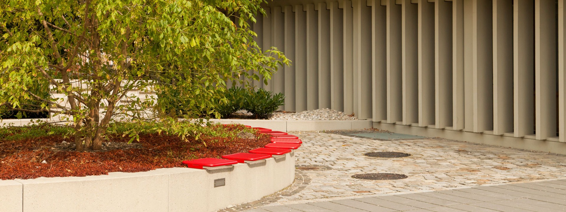 Sitzgelegenheiten vor dem Gebäude Dachauer Straße 98b