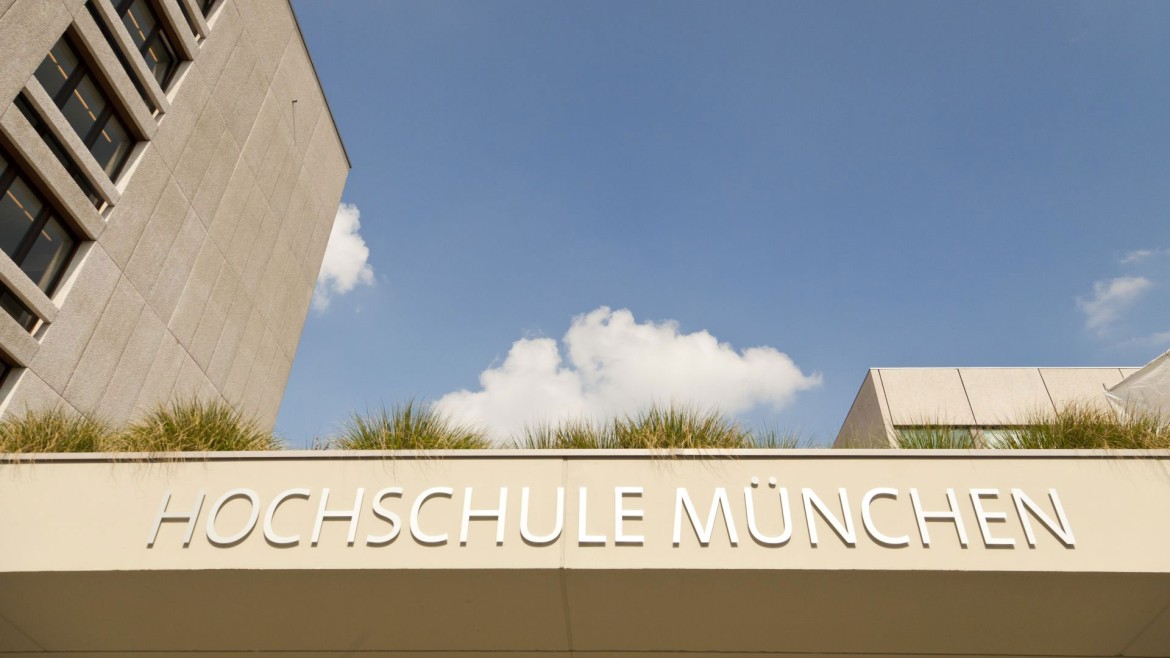 Schriftzug Hochschule München am Gebäude Dachauer Straße 98b