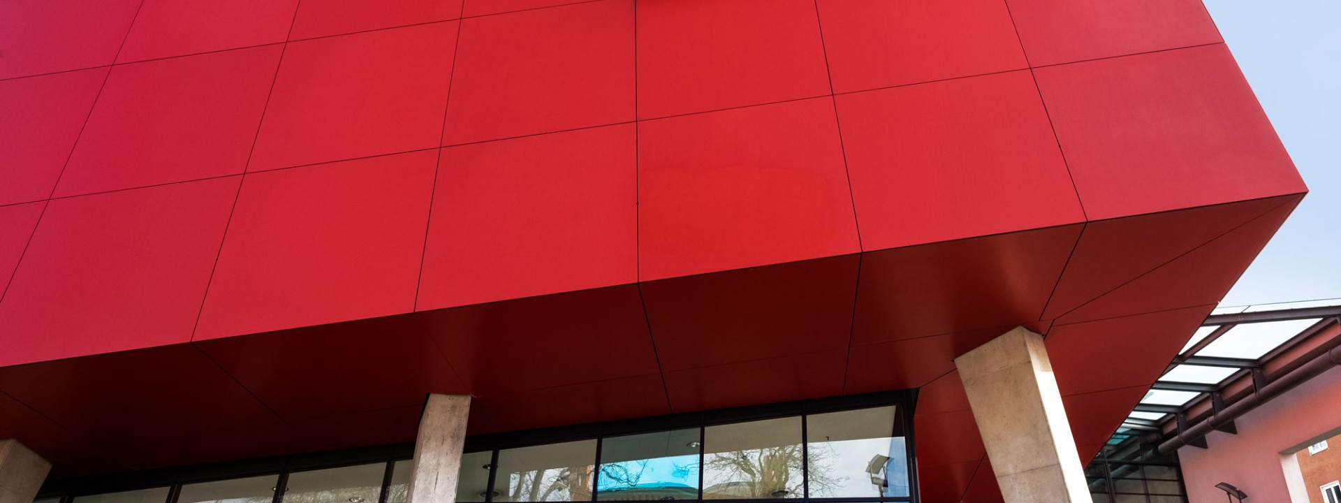 Roter Würfel am Gebäude Lothstraße 64