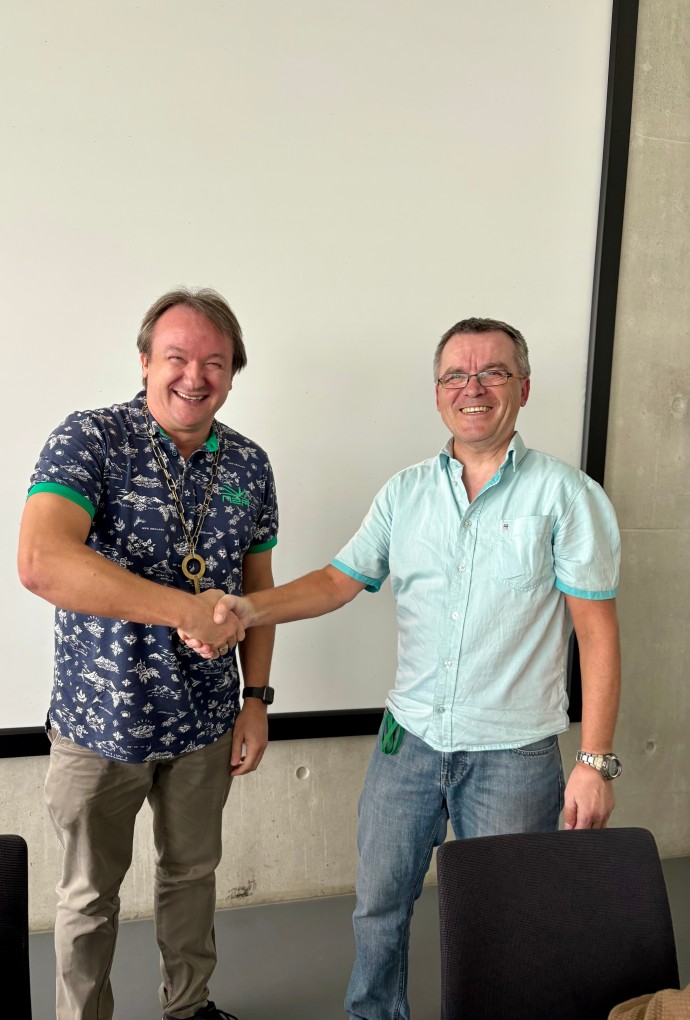 Norbert Geng (rechts) gratuliert Benjamin Kormann (links) zur erfolgreichen Wahl zum Dekan. (Foto: Korinna Kalberlah) Norbert Geng gratuliert Benjamin Kormann zur erfolgreichen Wahl zum Dekan.
