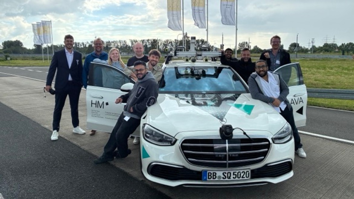 Das Team der Fakultät für Elektrotechnik und Informationstechnik mt dem AVA-Testfahrzeug. 