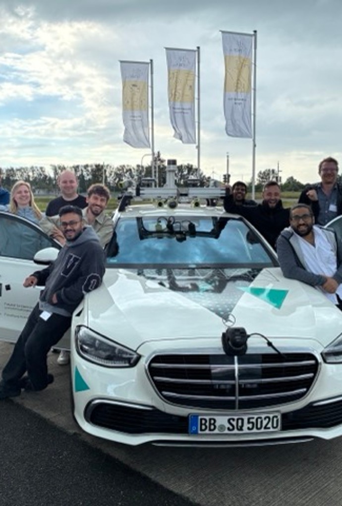 Das Team der Fakultät für Elektrotechnik und Informationstechnik mt dem AVA-Testfahrzeug. 