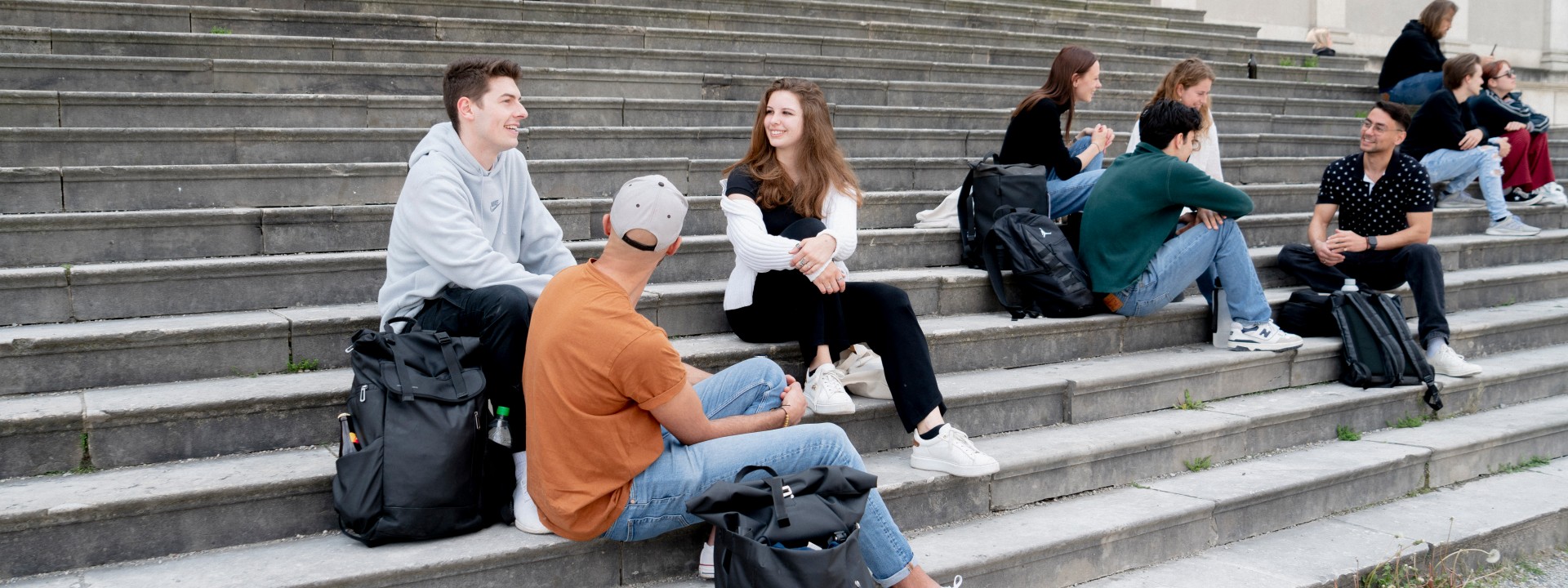 Gruppe Studierende auf der Treppe