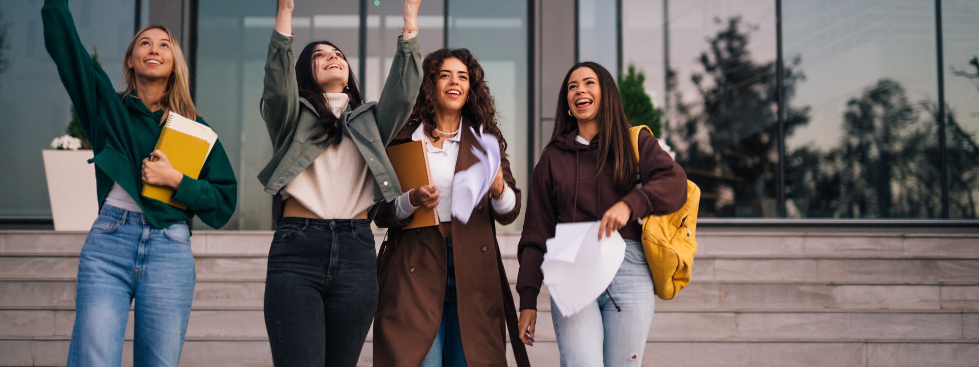 Gruppe verlässt Gebäude