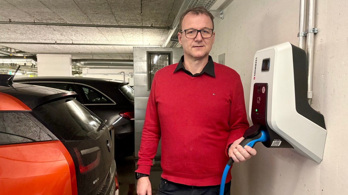 Prof. Dr. Simon Schramm an einer E-Ladesäule an der HM