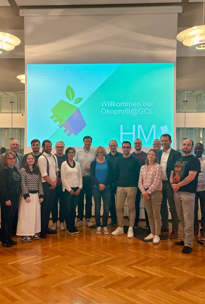 Gruppenbild zur Auftaktveranstaltung des Projekts ÖKOPROFIT an der Hochschule München, Campus Lothstraße.