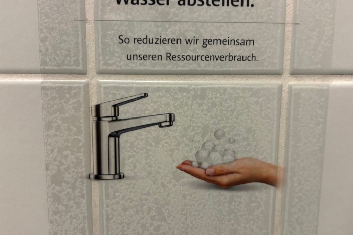 Aufkleber zum Wassersparen während des Hände waschens