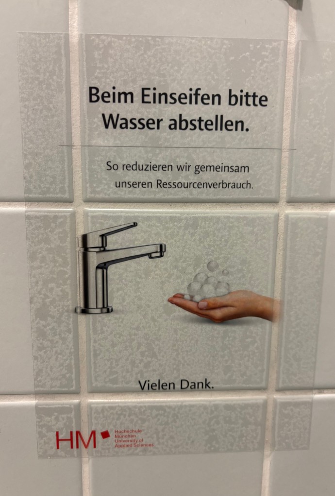Aufkleber zum Wassersparen während des Hände waschens