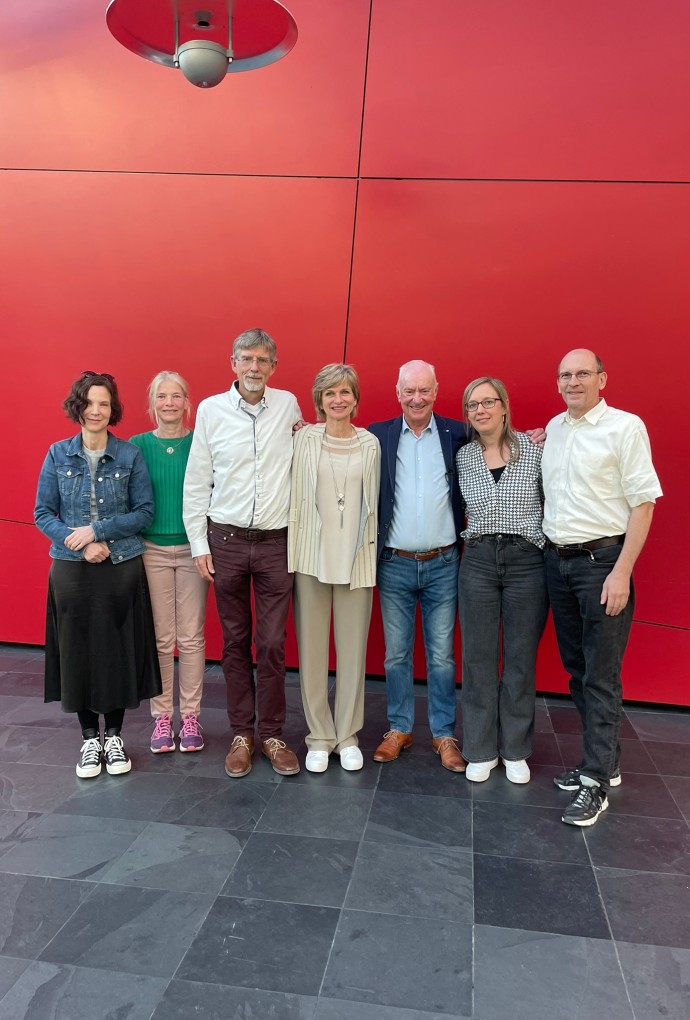 Winfried Bürzle hält Gastvortrag im Roten Würfel (Foto: Korinna Kalberlah) Professoren und Lehrbeauftragte der Hochschule München kommen in einem Gruppenfoto mit Winfried Bürzle zusammen.
