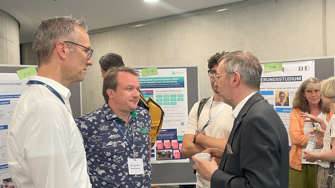 Teilnehmer tauschen sich auf der IHF-Tagung aus. ((Foto: Korinna Kalberlah)) Teilnehmer tauschen sich auf der IHF-Tagung aus.