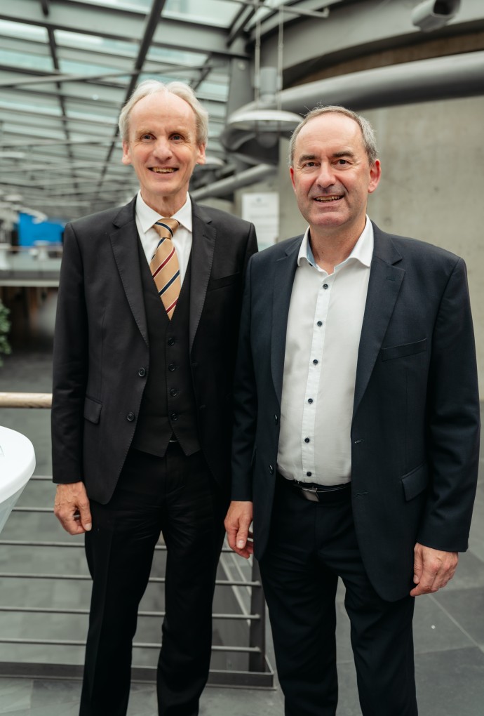 Prof. Dr. Martin Leitner und Hubert Aiwanger (Jonas Kron / VDE) Prof. Dr. Martin Leitner und Hubert Aiwanger beim VDE Zukunftsforum an der Hochschule München