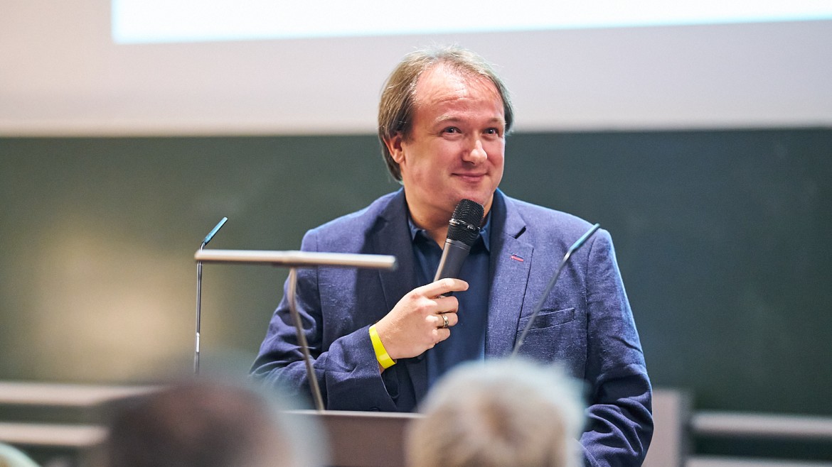 Dekan Prof. Dr. Benjamin Kormann auf der Alumnifeier 2025