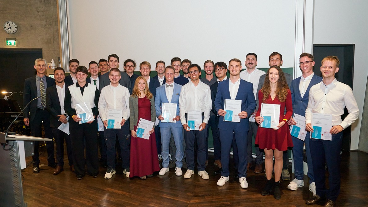 Bachelorabsolventinnen und -absolventen des Studiengangs Elektrotechnik und Informationstechnik