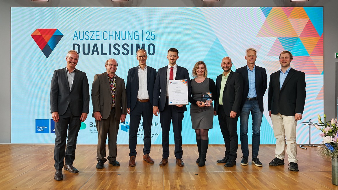 Simon Feist mit Vertreterinnen und Vertretern der Hochschule München sowie seinen Ausbildungskoordinatoren und -leitern bei der feierlichen Verleihung des Dualissimo-Preises 2025 im Literaturhaus München. (Foto: Julia Bergmeister) Simon Feist mit Vertreterinnen und Vertretern der Hochschule München sowie seinen Ausbildungskoordinatoren und -leitern bei der feierlichen Verleihung des Dualissimo-Preises 2025 im Literaturhaus München.
