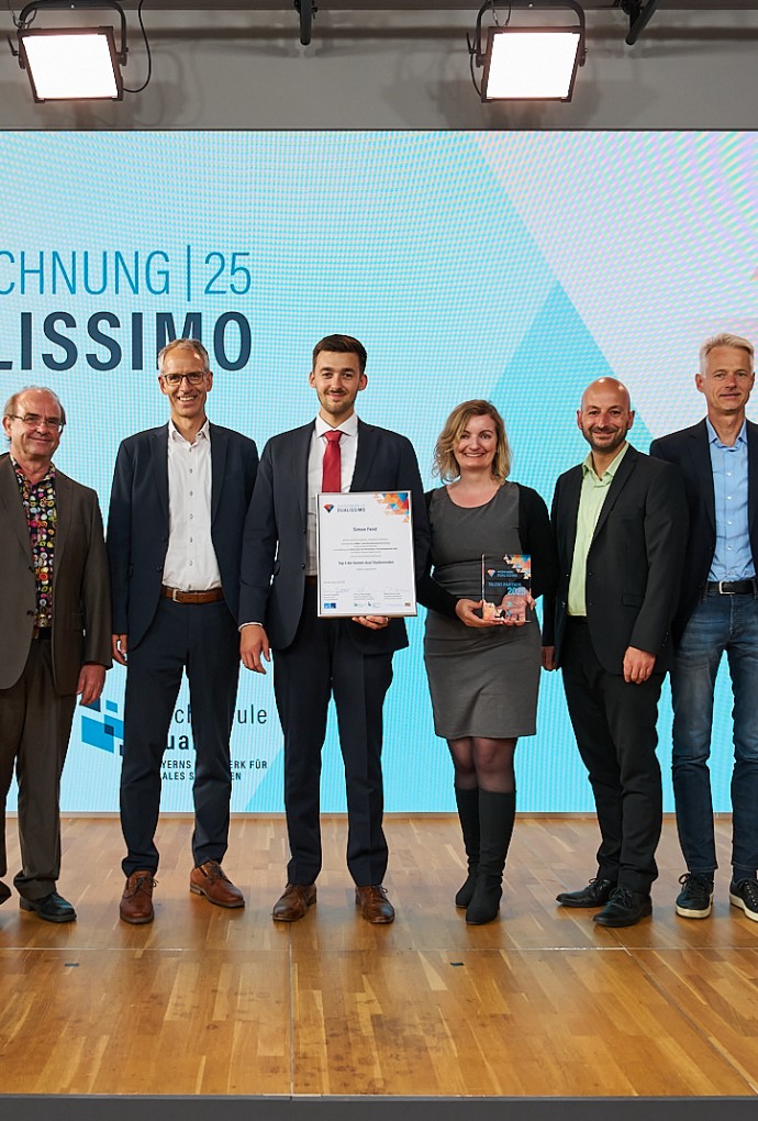 Simon Feist mit Vertreterinnen und Vertretern der Hochschule München sowie seinen Ausbildungskoordinatoren und -leitern bei der feierlichen Verleihung des Dualissimo-Preises 2025 im Literaturhaus München.